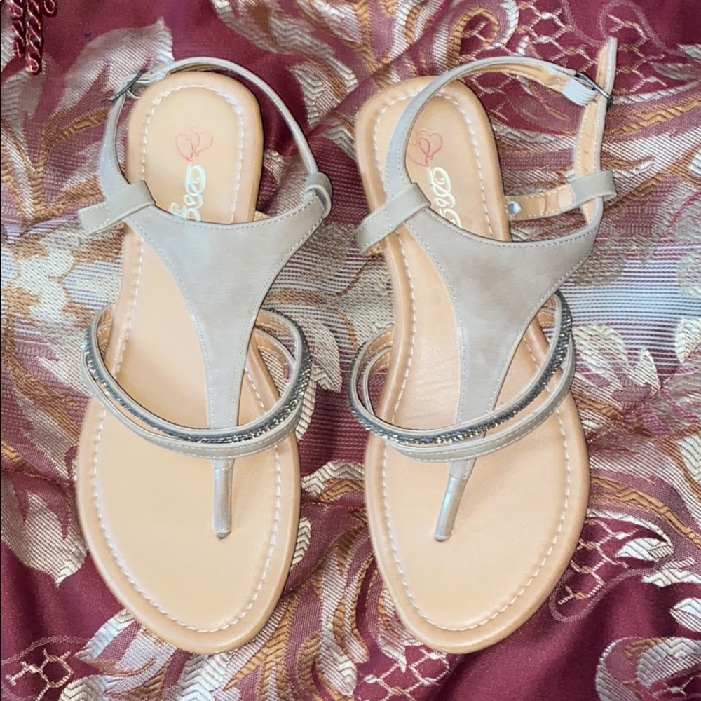 Women’s flat sandals